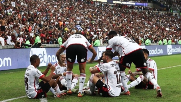 ESTADÃO CONTEÚDO Flamengo sai atrás, vira o jogo e humilha o Vasco no Maracanã