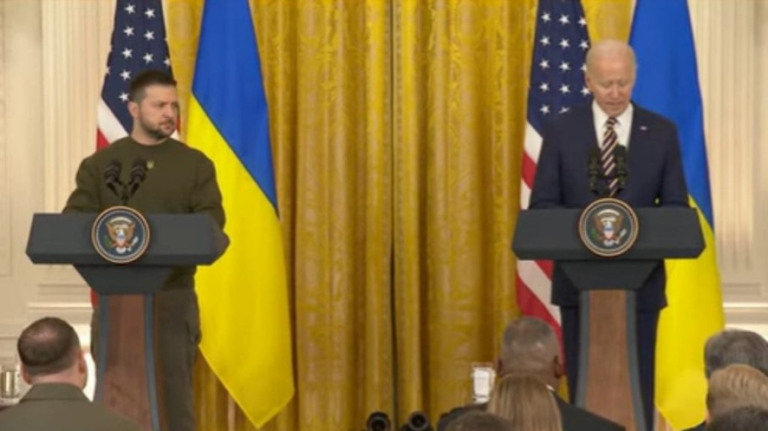 Ao lado de Zelensky, Biden reforça apoio militar à Ucrânia