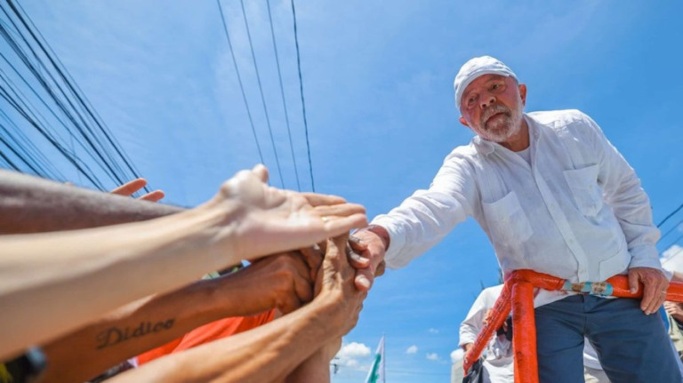 Lula chega a Brasília para reuniões e em busca de apoio para Orçamento