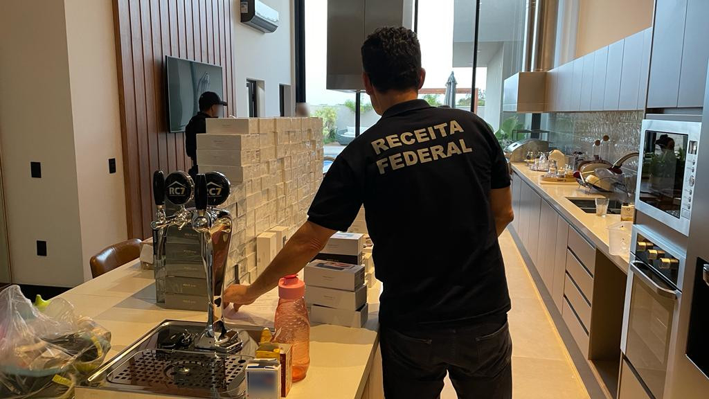 Receita e PF apreendem celulares, carro e prendem um em casa de luxo em Bauru Receita e PF apreendem celulares, carro e prendem um em casa de luxo em Bauru