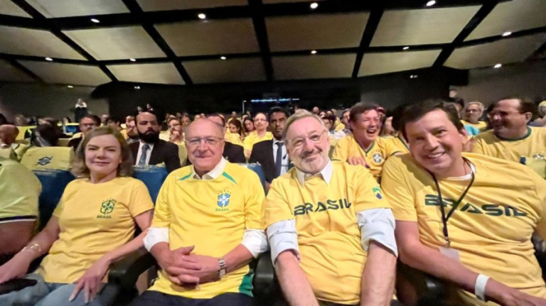 Alckmin assiste jogo do Brasil com integrantes do governo de transição