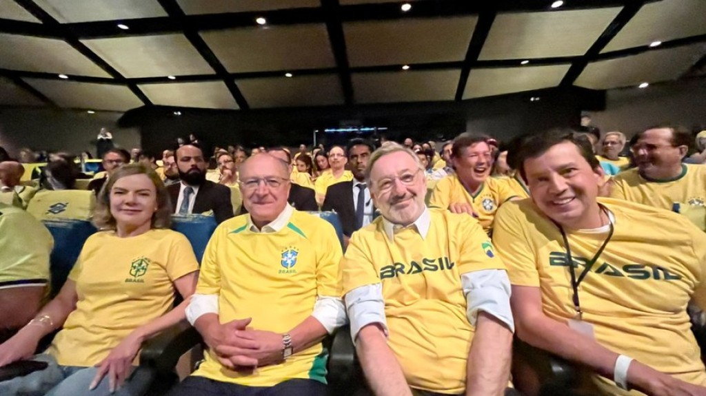 Alckmin assiste jogo do Brasil com integrantes do governo de transição Alckmin assiste jogo do Brasil com integrantes do governo de transição