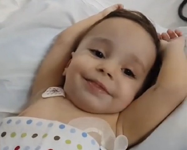 Pedrinho come papinha e reduz nutrição por sonda; família divulga vídeo e pede orações