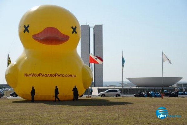 Protesto leva Pato Gigante para Esplanada em Brasília