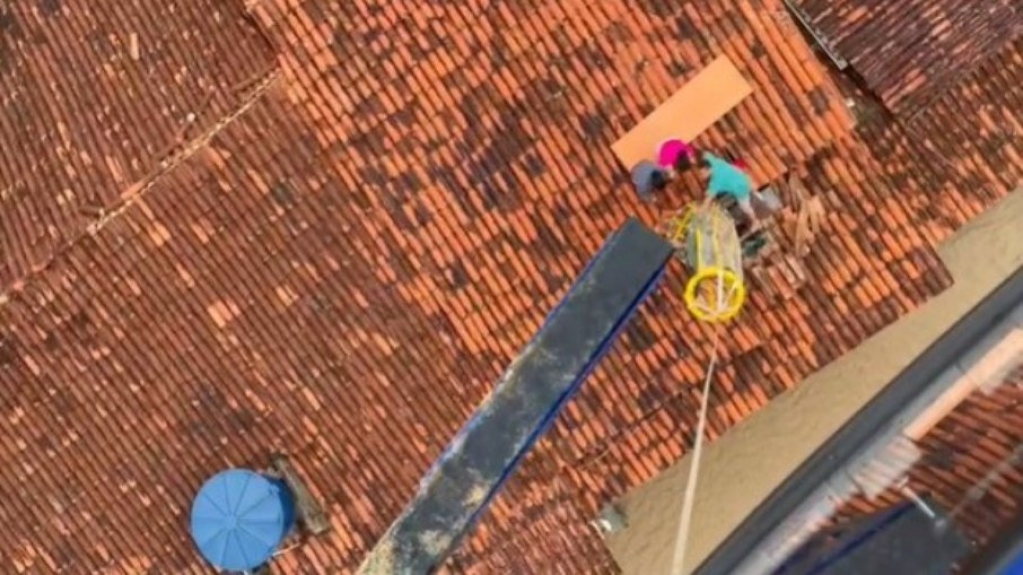 Vídeo mostra moradores ilhados resgatados por helicóptero na Bahia Vídeo mostra moradores ilhados resgatados por helicóptero na Bahia