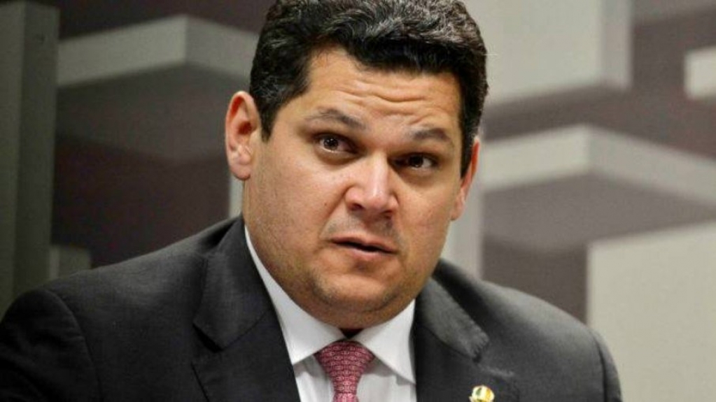 PEC de Alcolumbre permite políticos em embaixadas no exterior sem perder mandato PEC de Alcolumbre permite políticos em embaixadas no exterior sem perder mandato