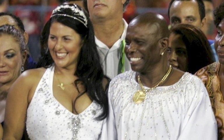 Neguinho da Beija-flor comemora 13 anos de casamento com Elaine Reis