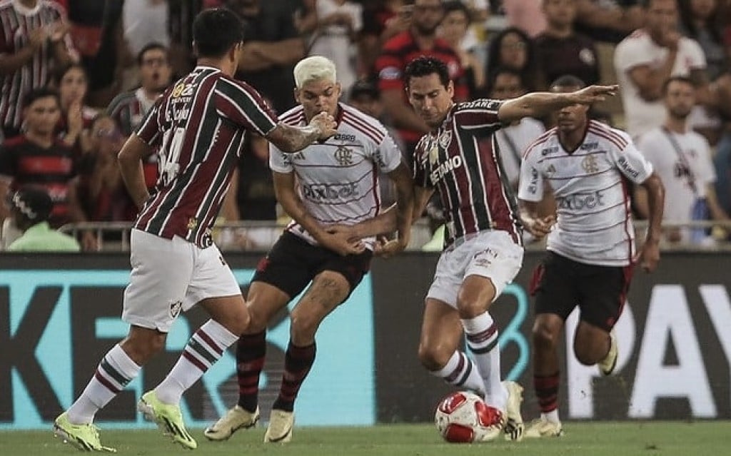 Flamengo vence o Fluminense e fica a um passo da final do Cariocão