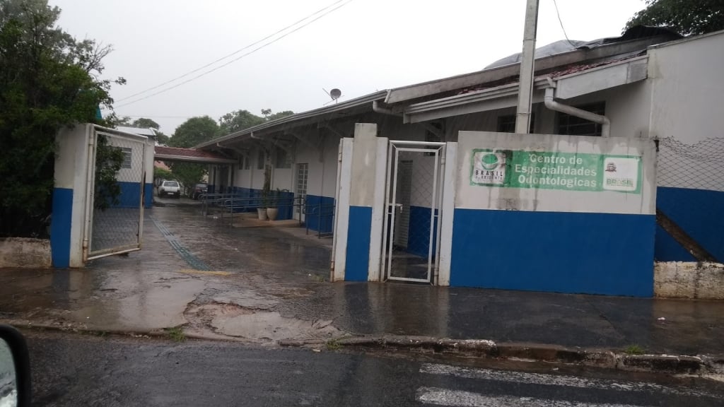 Chuva em Marília suspende serviços odontológicos e derruba poste