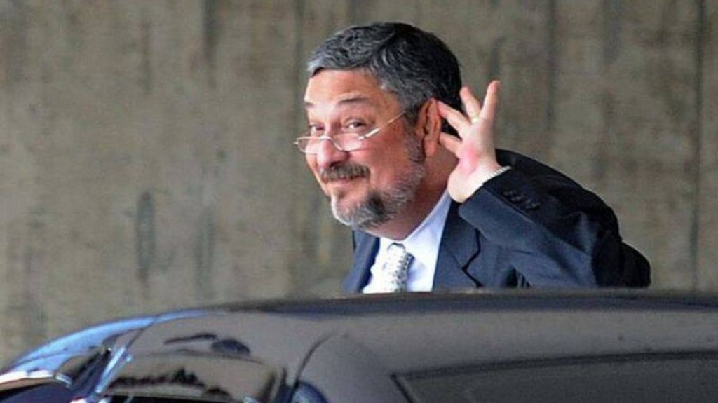 Palocci deve entregar carros de luxo por determinação da Justiça Palocci deve entregar carros de luxo por determinação da Justiça