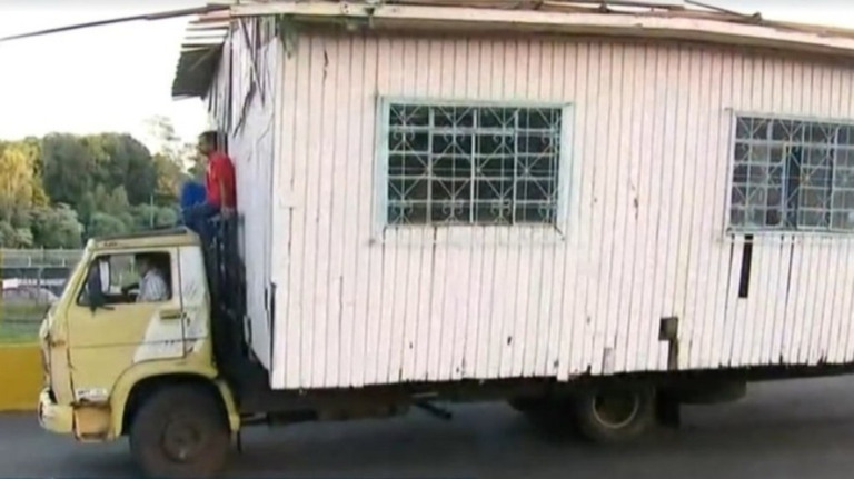Vídeo: caminhão transporta casa de madeira em Santa Catarina