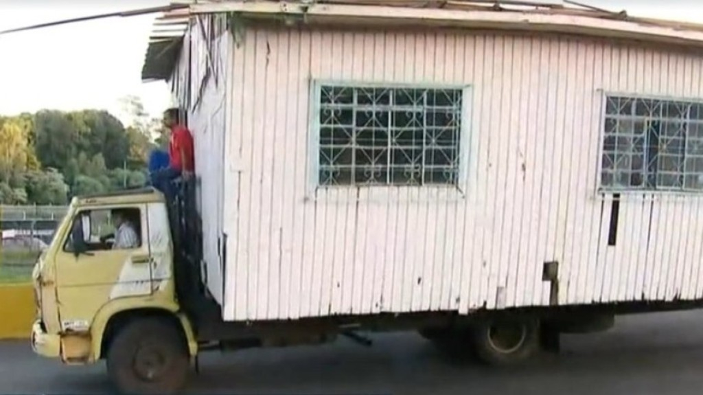 Vídeo: caminhão transporta casa de madeira em Santa Catarina
