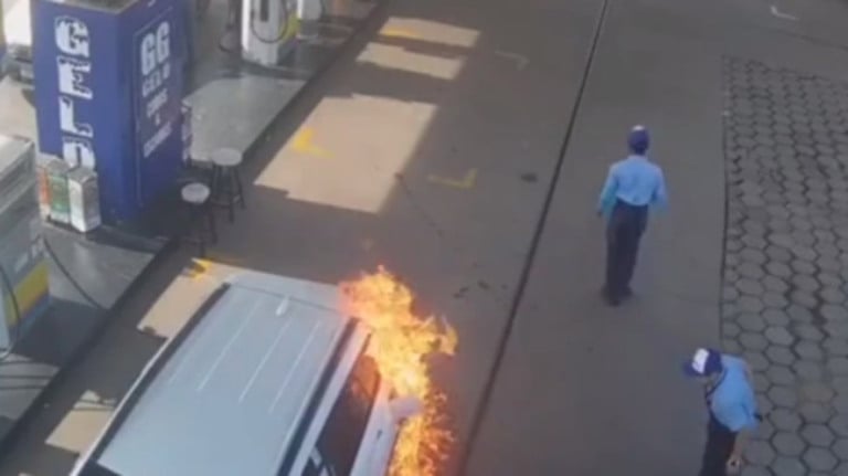 Vídeo: frentista coloca fogo em carro que estava sendo abastecido