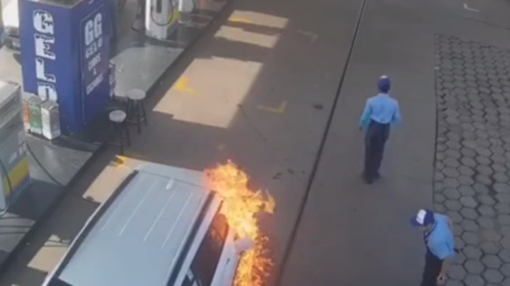 Vídeo: frentista coloca fogo em carro que estava sendo abastecido