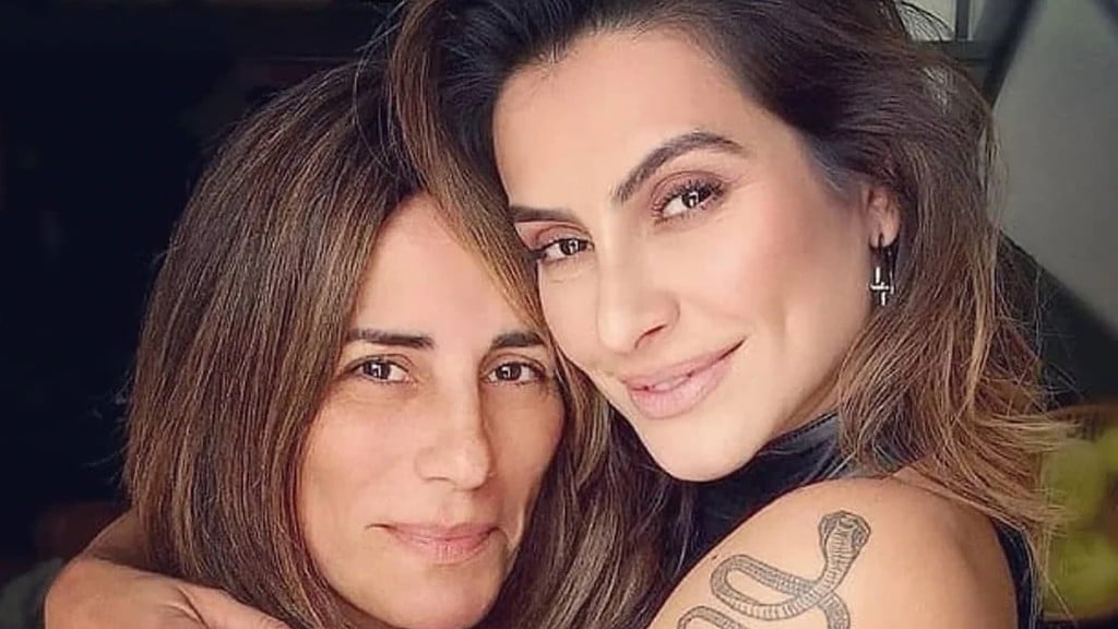 Gloria Pires e Cleo dividem opiniões na web após beijo na boca durante festa: ‘Nojo’