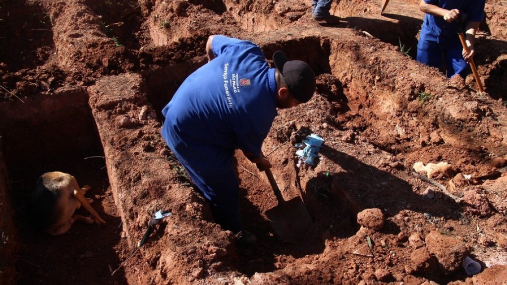 Covid-19: Brasil registra quase 400 mortes em 24 horas e atinge 563 mil óbitos