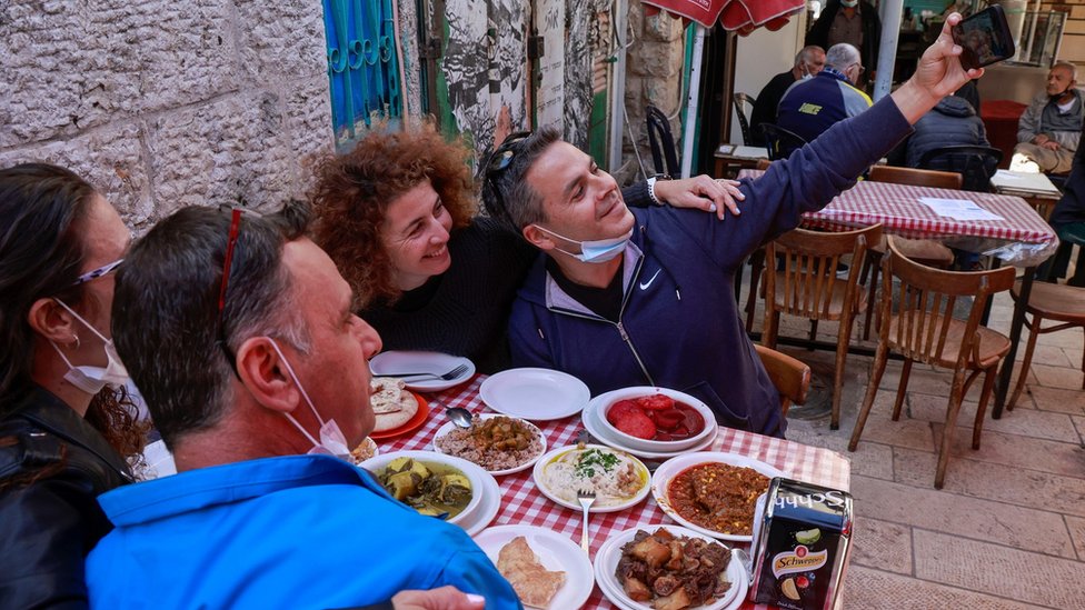 Pessoas em restaurante de Israel