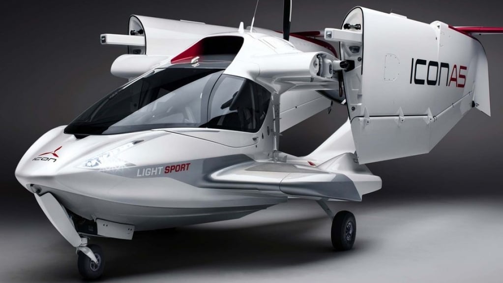 Icon A5: hidroavião com asas dobráveis que vem com seu próprio reboque