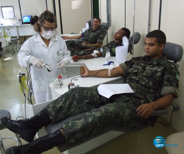 Atiradores participam em doação de sangue