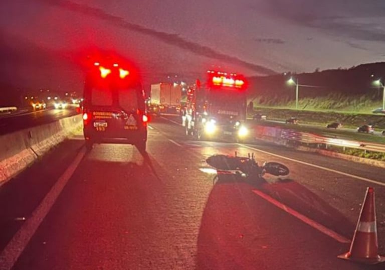 Acidente entre carreta e moto provoca morte no Contorno de Marília