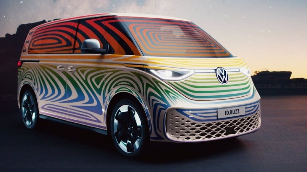 VW mostra nova Kombi elétrica com camuflagem antes da estreia