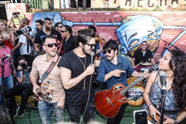 Luan Santana faz show surpresa e canta rock na rua