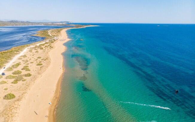 Foto aérea da praia de Halikounas