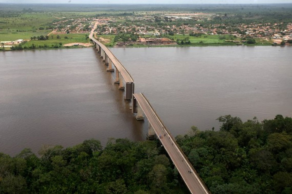 Ponte desaba no Pará; bombeiros procuram vítimas no rio