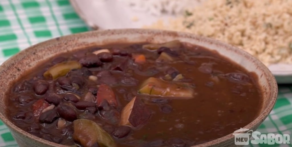 Ninguém pode ficar de fora e perder a oportunidade de comer o prato típico brasileiro! Feijoada Vegetariana!