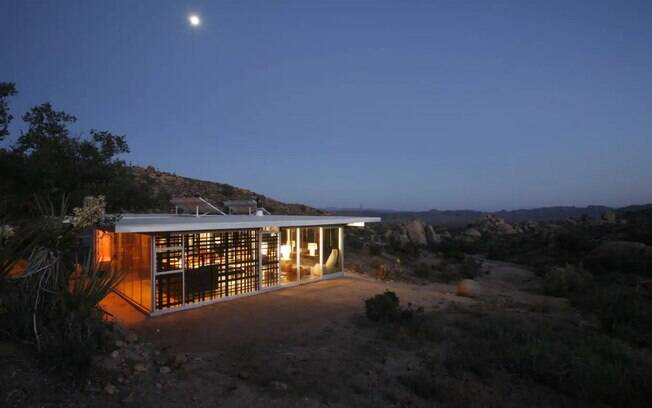 Casa com um design moderno, porém longe da sociedade.