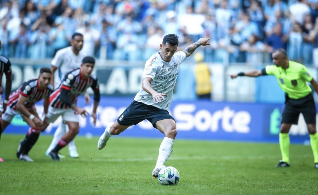 Grêmio vence São Paulo e entra no G4 do Brasileirão