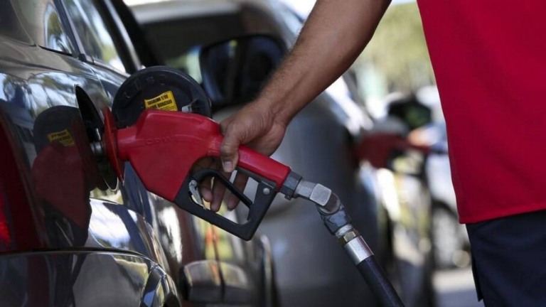 Preço máximo da gasolina se mantém acima de R$ 8 pela quarta semana