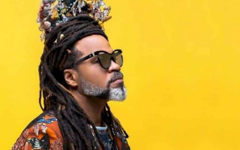 Carlinhos Brown para manifestação em seu show e é criticado