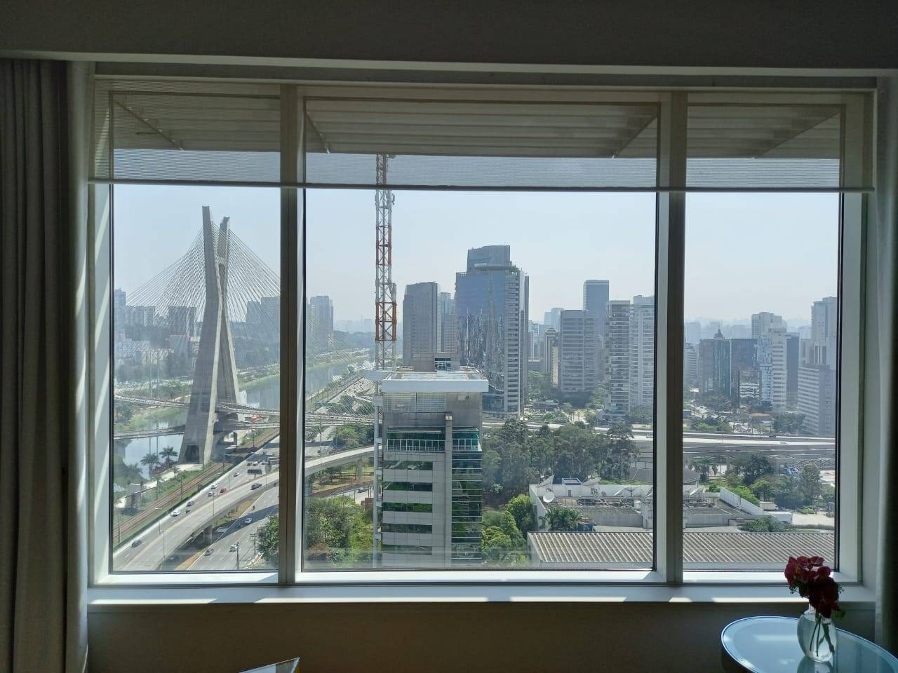 Vista do quarto para a Ponte Estaiada e a Marginal Pinheiros. Foto: Portal iG/Camila Cetrone