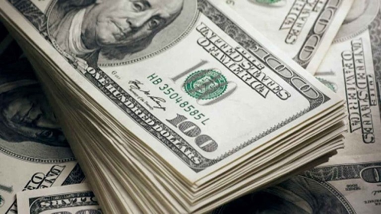 Dólar bate R$ 4,62 e Bolsa sobe puxada por alta do petróleo