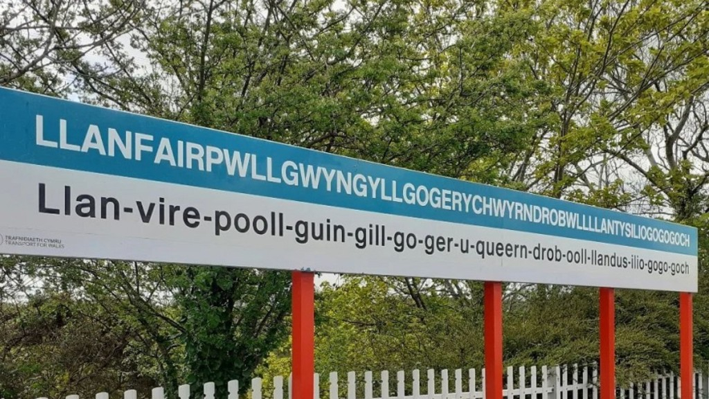 Reprodução/Instagram 18.05.2023 Llanfairpwllgwyngyllgogerychwyrndrobwllllantysiliogogogoch ou Llanfair PG fica no Reino Unido