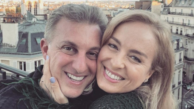 Angélica abre álbum de fotos de viagem com Luciano Huck na praia: ‘Domingou’