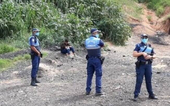 fuga paciente coronavírus drogas camisola