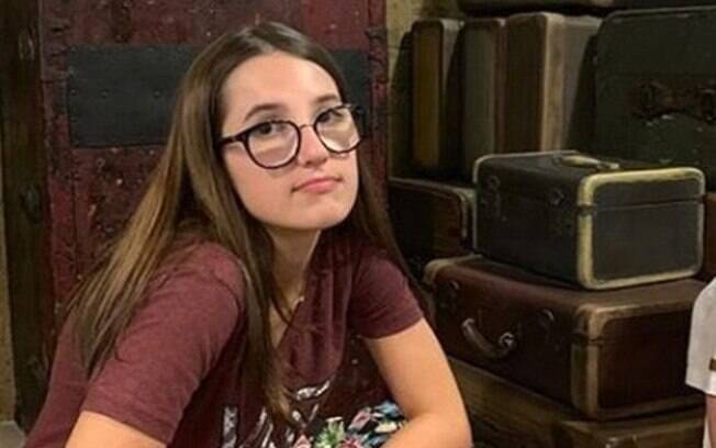 menina de óculos