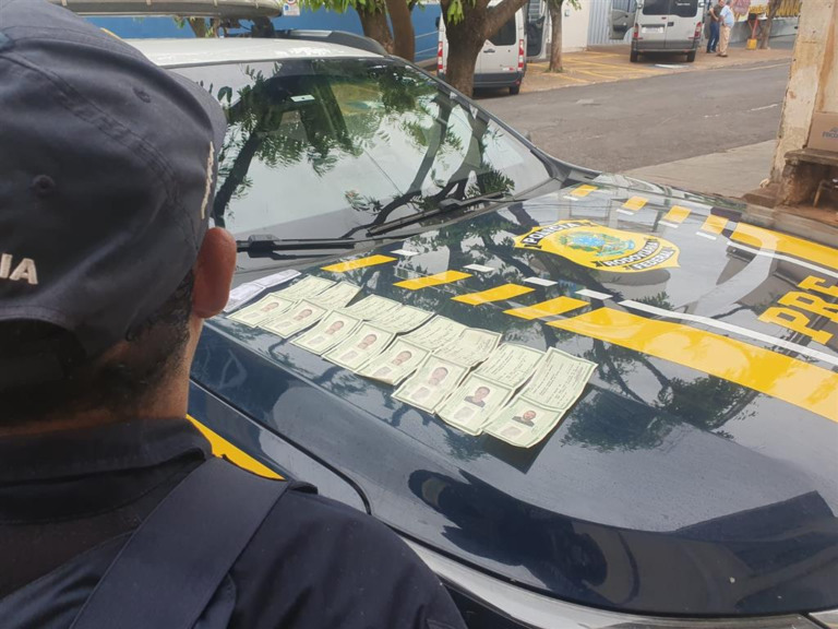 Abordagem em rodovia apreende documentos falsos; três detidos na região