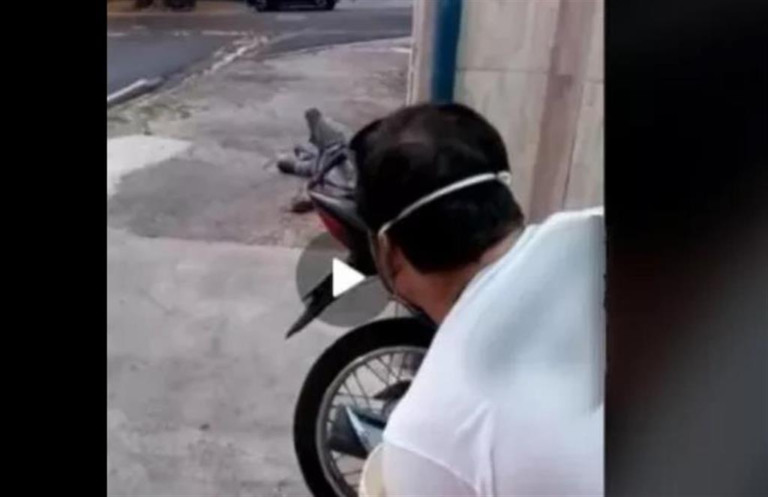Funcionário de farmácia joga água em homem embriagado; vídeo foi para redes sociais