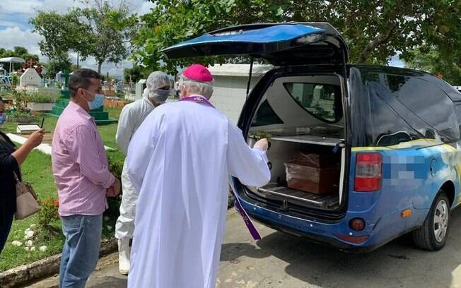 Arcebispo de Manaus, Dom Leonardo Steiner esteve em cemitério no dia 1º de maio