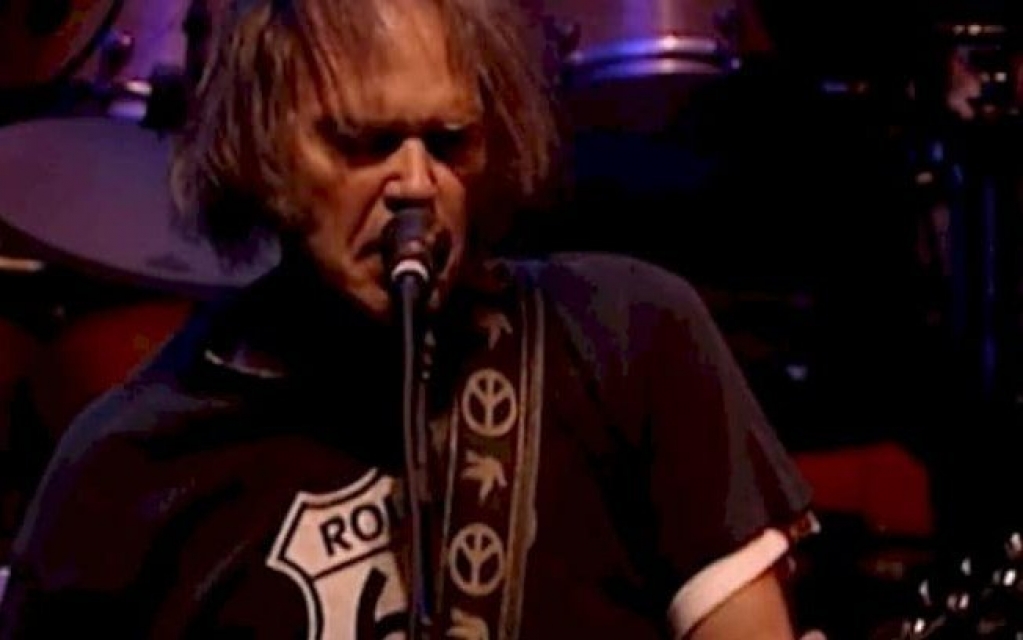 Neil Young pede que funcionários do Spotify saiam da empresa Neil Young pede que funcionários do Spotify saiam da empresa