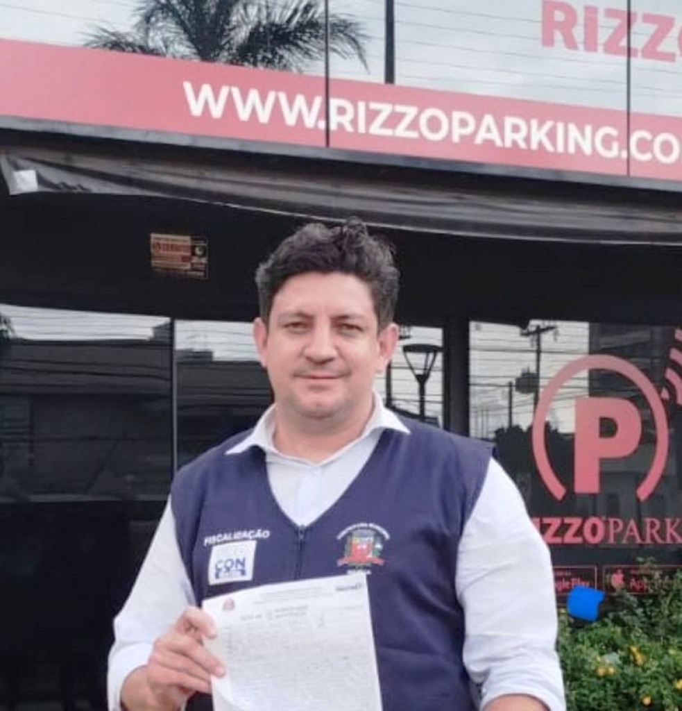 Diretor do Procon, Guilherme Moraes, entregou notificação na sede da empresa Diretor do Procon, Guilherme Moraes, entregou notificação na sede da empresa