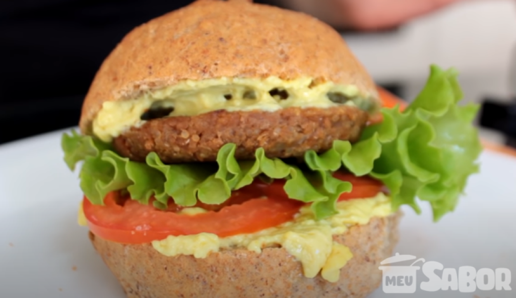 Hamburguer vegetariano de cogumelos e quinoa