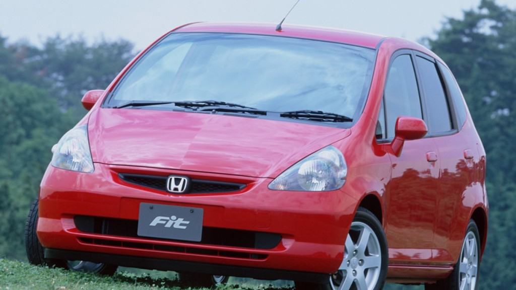 Divulgação Honda Fit foi lançado no Brasil como um monovolume e concorria com a Nissan Livina