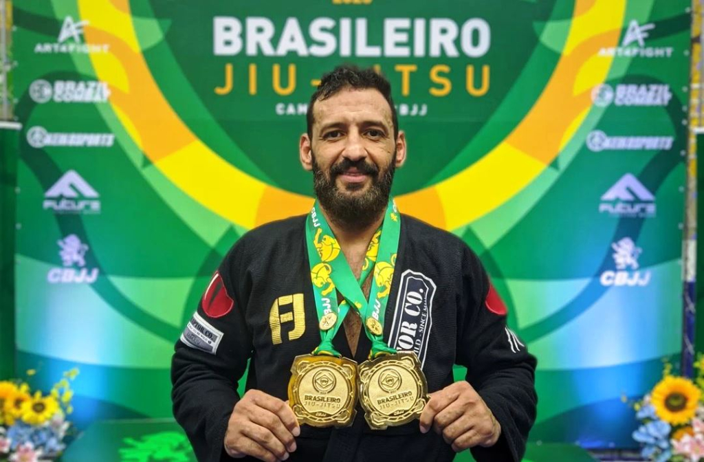 Neto com as medalhas: pódio duplo no Brasileiro – Divulgação/Assis Fotografia