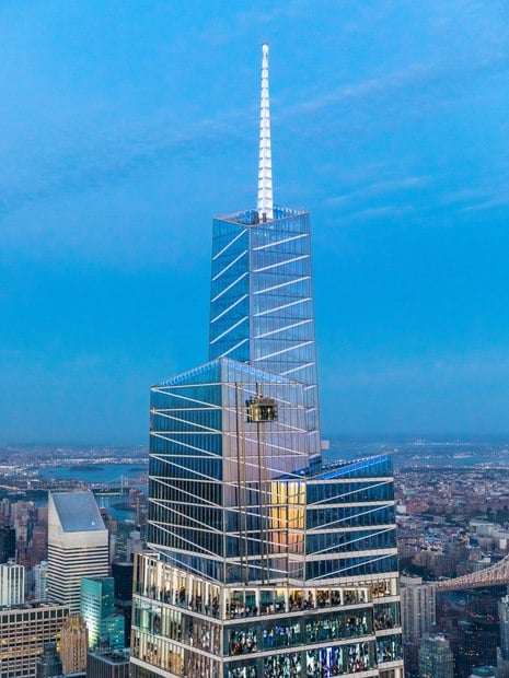 O Summit One Vanderbilt combina instalações artísticas quase psicodélicas com cabines e elevadores de chão transparente