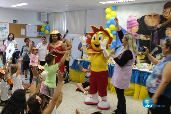 Árvore dos Sonhos leva mensagens e brinquedos a crianças na Santa Casa