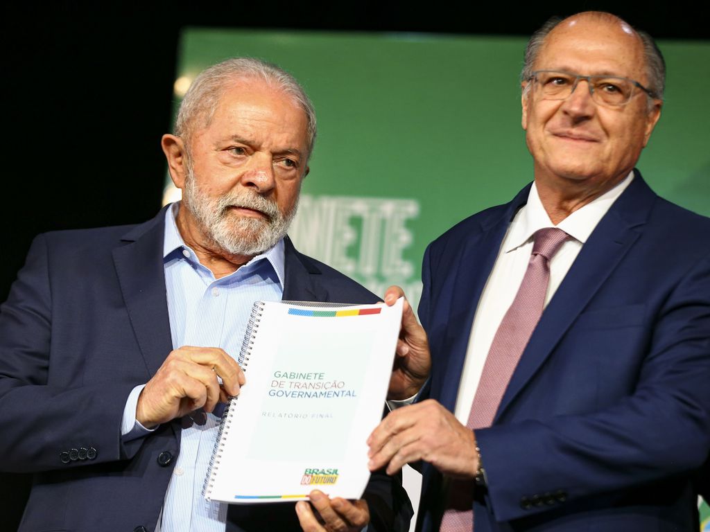 O presidente eleito, Luiz Inácio Lula da Silva, e o vice, Geraldo Alckmin, durante cerimônia de entrega do relatório final da transição de governo e anúncio de novos ministros. Foto: Marcelo Camargo/Agência Brasil - 22.12.2022